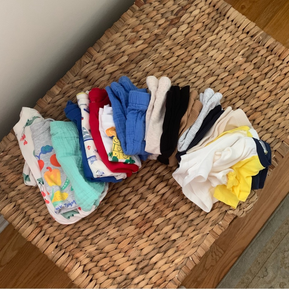 Old Navy 16-Piece Lot, Size 0-3 Months, Unisex Baby Clothes